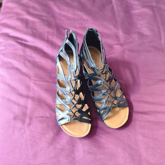 ✨ Hocus Pocus Faith 2 Strappy Sandals - Size 10 ✨ - Picture 2 of 9